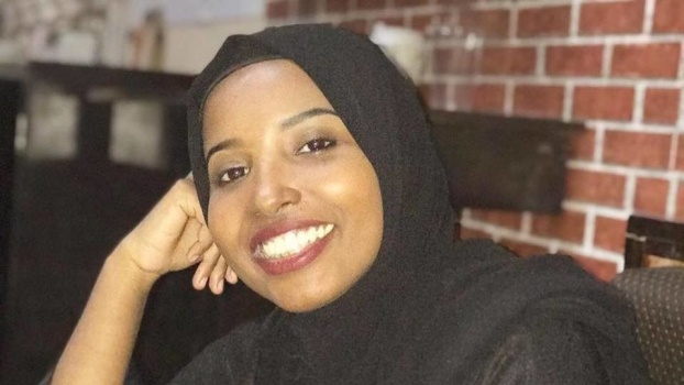 صومالية تغزو مواقع التواصل.. بلدي ليس منطقة حرب ومجاعة