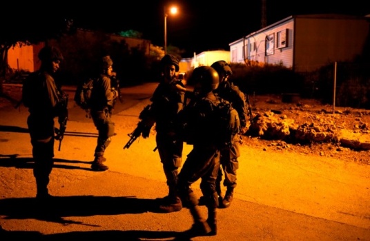الاحتلال يعتقل 12 فلسطينيا من الضفة