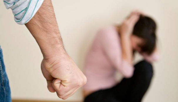 بعد أن أشبعها ضربا... امرأة تستغيث لإنقاذها من زوجها