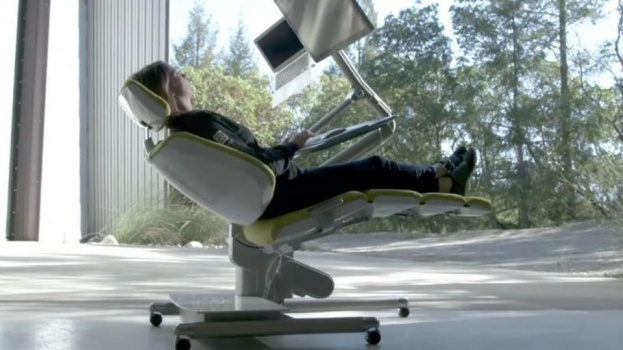 شركة تقدم حلاً لآلام موظفيها: "اشتغل وأنت متمدد"