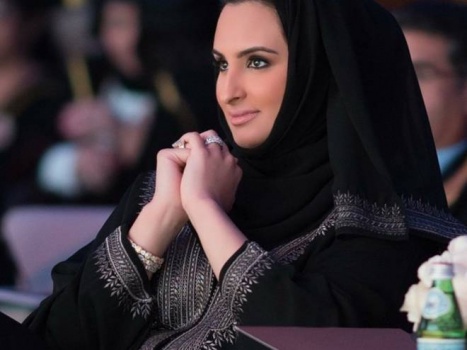 في نشاط نادر.. زوجة أمير قطر تقدم التعازي بوفاة السلطان قابوس