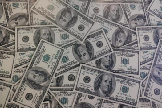 عثر على 40 ألف دولار داخل وسادة.. وما فعله 'غير متوقع'!