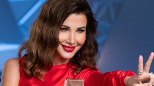 أحمر وعلامة نصر.. ماذا قصدت نانسي عجرم بهذه الصورة؟
