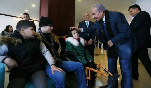 صور: اشتية يلتقي أطفالاً مرضى بالسرطان وذوي الإحتياجات الخاصة  من غزة