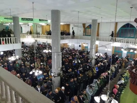 صور..المساجد تمتلئ بالمصلين استمرارا لحملة "الفجر العظيم"