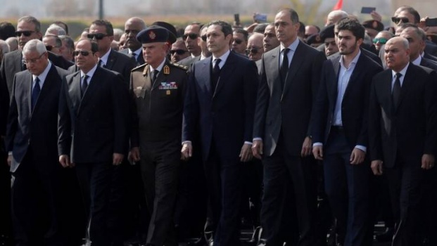 صور...جنازة عسكرية لمبارك.. والسيسي يتقدم المشيعين