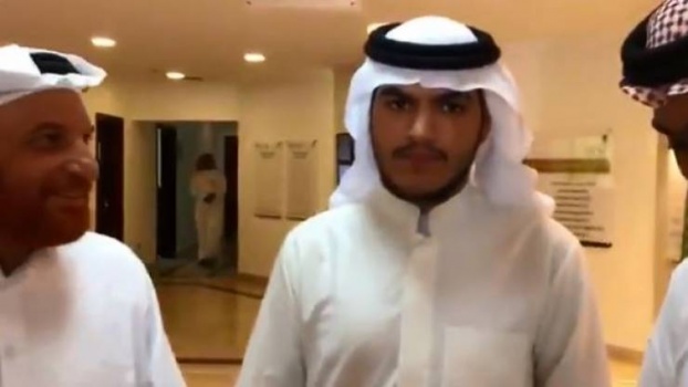 شاهد أول لقاء يجمع سعوديا بابنه المختطف منذ 20 عاما