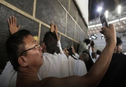 سيلفي الكعبة المشرفة.. هل هو جائز شرعاً؟