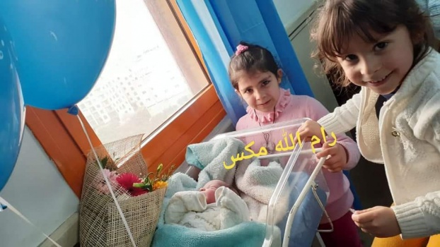 صور..زوجة أسير من قرية مركة جنوب جنين تُرزق بـ"طفل" حملت به عبر "نطف مهربة"