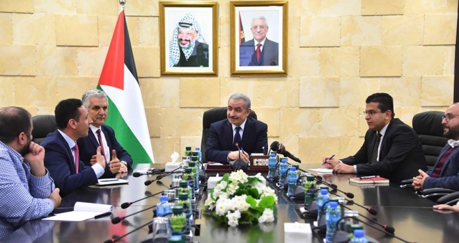 اشتية: الحكومة رصدت 100 مليون دولار لدعم الشباب بمشاريع تبدأ هذا العام
