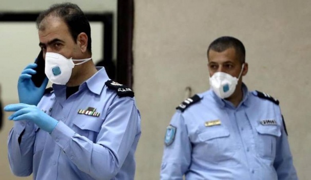 الشرطة تغلق مصنعي باطون وسبعة محال تجارية في جنين لعدم إلتزامهم بحالة الطوارئ