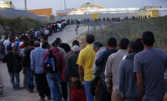 اسرائيل تسمح لـ 80 ألف عامل فلسطيني بالعودة للعمل فيها