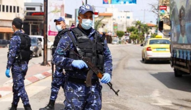 رام الله: الشرطة تغلق 32 محلاً وتحجز 42 مركبة وتوقف 60 شخصاً لعدم التزامهم بتقيد الحركة