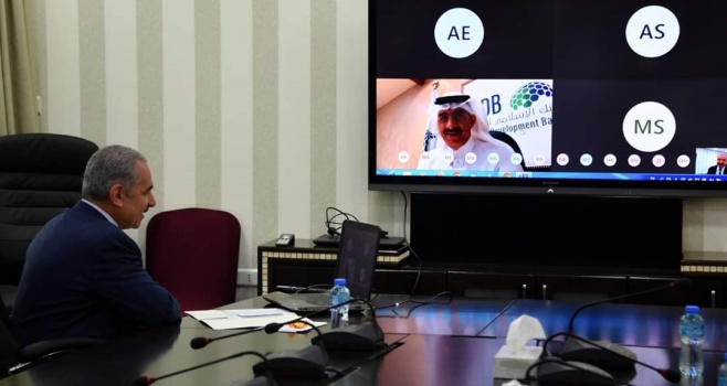اشتية يدعو "الإسلامي للتنمية" لتقديم مساعدة عاجلة لدعم المنشآت المتوسطة والصغيرة 