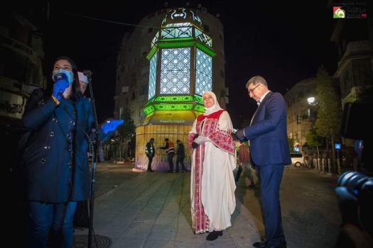 صور...بلدية رام الله تضيء فانوس رمضان ﻿