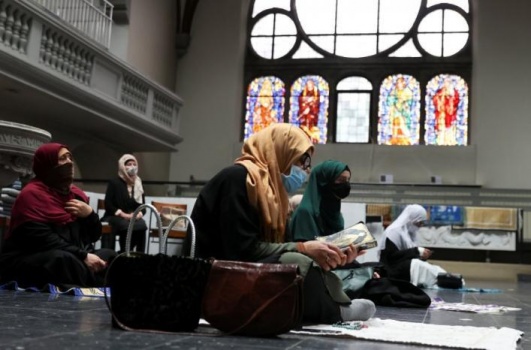 فيروس كورونا يجمع المصلين المسلمين في كنيسة ببرلين