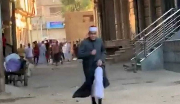 إمام يهرب من الشرطة بعد إقامته صلاة العيد في مصر