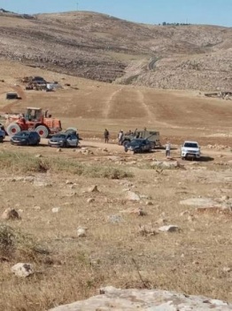 مستوطنون يجرفون أرضٍ في رمون والأهالي يهبّون للتصدي لهم