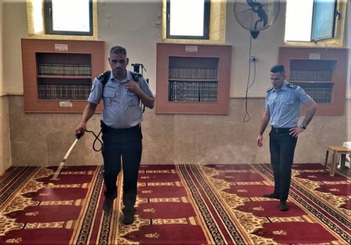 الشرطة تواصل حملة تعقيم المساجد والكنائس