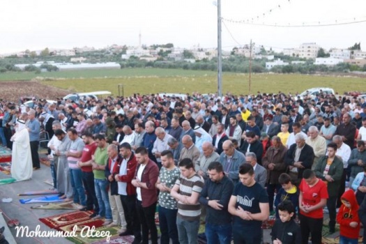 المواطنون أدو صلاة العيد في المساجد في غزة وفي الساحات العامة في الضفة