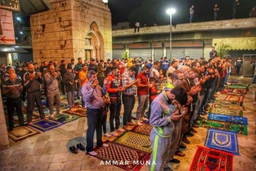 شاهد- بعد اغلاق قرابة ٧٠ يوما- مئات الالاف يصلون الفجر في مساجد الضفة