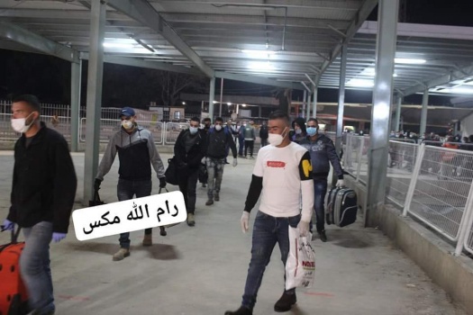 بعد غياب أكثر من شهر بسب الكورونا… الآلاف من العمال الفلسطينيين يتوجهون إلى مراكز عملهم في الداخل المحتل