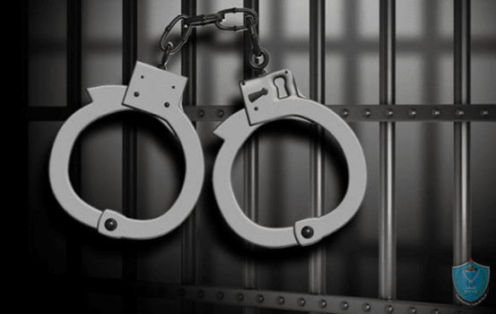 الشرطة تقبض على شخصين وفتاة يشتبه بتجارتهم بالمخدرات ﻿
