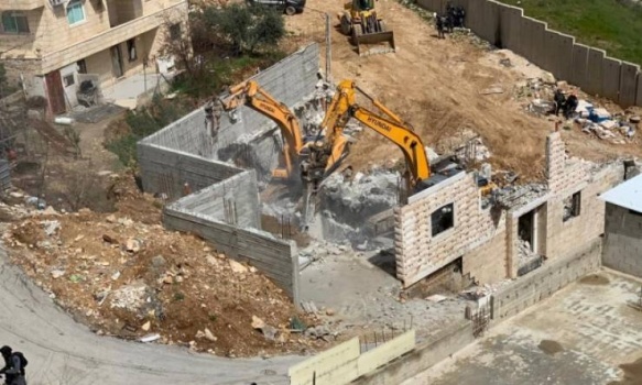 الاحتلال يهدم منزلا جنوب المسجد الأقصى 