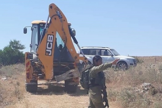 الاحتلال يطلب انزال العلم الفلسطيني عن مجلس بردله في الاغوار ﻿