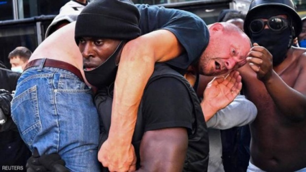 تفاصيل مفاجئة حول الصورة التي هزت العالم