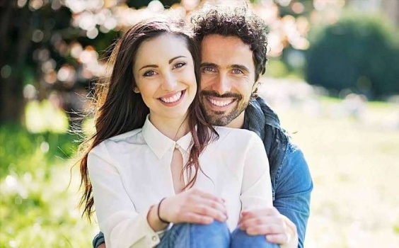 لماذا لا ينشر الأزواج السعداء تفاصيل علاقاتهم على مواقع التواصل؟