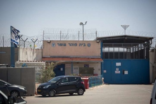 أسرى "عوفر" ينفون ما يتم تناقله بشأن وجود اتفاق مع إدارة سجون الاحتلال