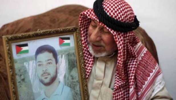 وفاة والد الأسير خليل براقعة المحكوم بالسجن المؤبد 20 مرة 