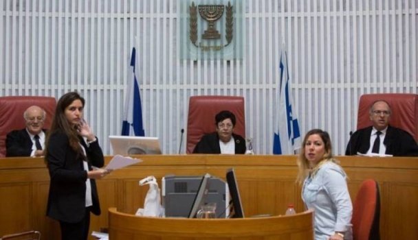 نيابة الإحتلال تتهم شاب فلسطيني بقتل مواطن واحراق سيارة كان نائما بداخلها