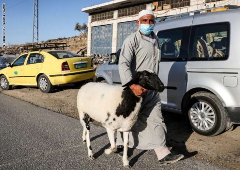 مع اقتراب عيد الأضحى.. الصحة العالمية تنشر نصائح للحد من كورونا