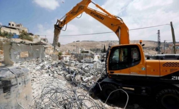 الاحتلال يهدم 4 منازل في القدس و يقتلع أشتالا من النخيل في الجفتلك 