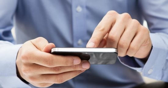 مسؤول عن صفحة فنان عربي شهير يستغل اسمه للتعرف على النساء