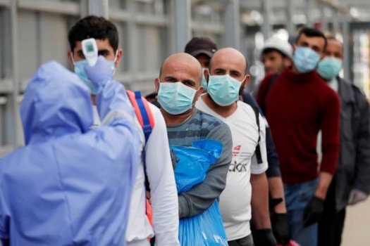 اسرائيل تسمح بدخول العمال غدا والمبيت مدة ٣ أسابيع