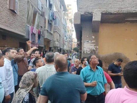 انتشال 8 جثث من تحت أنقاض مبنى سكني انهار بالكامل