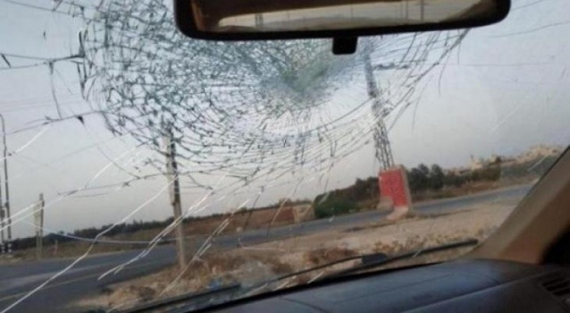 إصابة مواطن في اعتداء للمستوطنين على مركبته جنوب نابلس