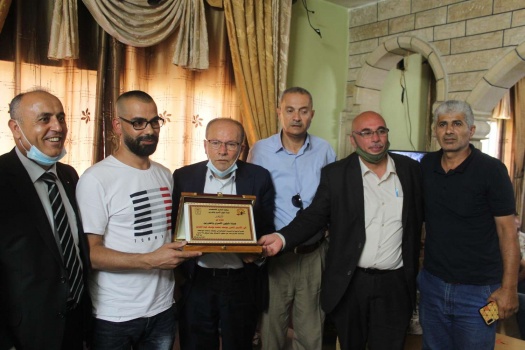 جنين:رئيس هيئة شؤون الأسرى والمحررين ونادي الأسير ونائب المحافظ يكرمون ثلاثة أسرى محررين من المحافظة