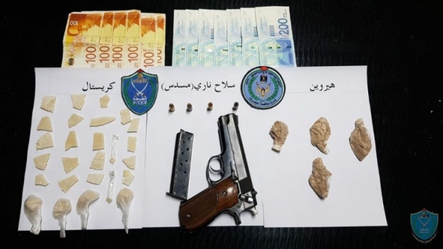 تاجر مخدرات يعترف للشرطة بمزيد من المخدرات وسلاح ناري في رام الله 