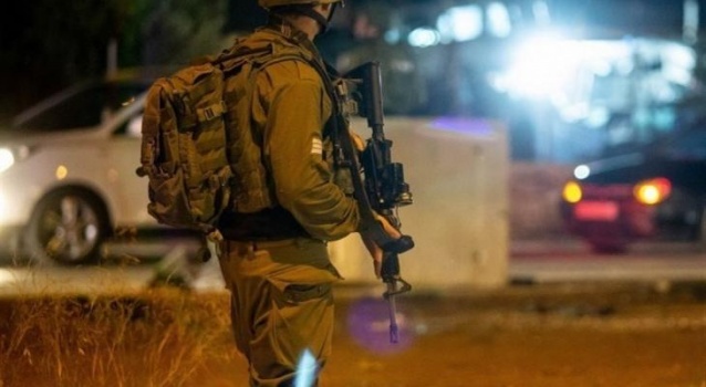 الاحتلال يعتقل 12 مواطنا من الضفة والقدس