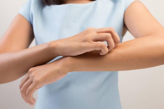 أعراض كورونا الجديدة.. تظهر على اليدين والقدمين!