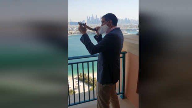 حاخام يهودي ينفخ الشوفار في دبي