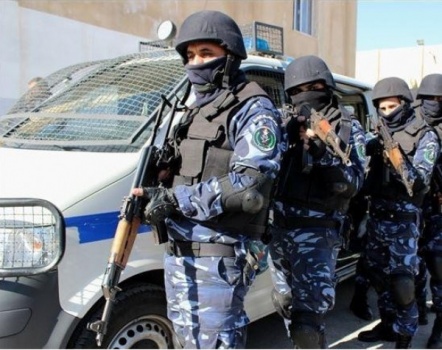 الشرطة تقبض على مطلوب بجرائم إطلاق نار في الخليل