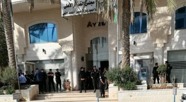 نقابة المحامين تقرر تعليق العمل غدا أمام المحاكم احتجاجا على أحداث أمس أمام مجمع محاكم رام الله 