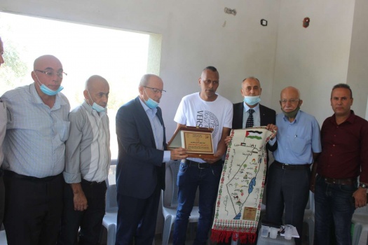 جنين : رئيس هيئة الأسرى ونائب محافظ جنين يكرمان الأسير المحرر السيلاوي ويتضامنا مع الأسيرين الأخرس والحنتولي