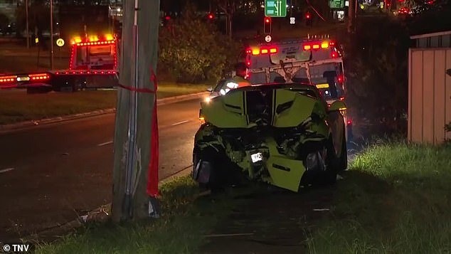 شاب ينجو من حادث مروّع... حطّم سيارة قيمتها أكثر من 70 ألف دولار ورد فعل والده يصدم (صور)