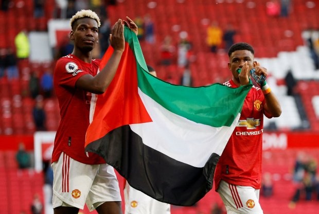 لفتة مميّزة من بوغبا وديالو... رفعا العلم الفلسطيني بعد مباراة مانشستر يونايتد وفولهام (صور)